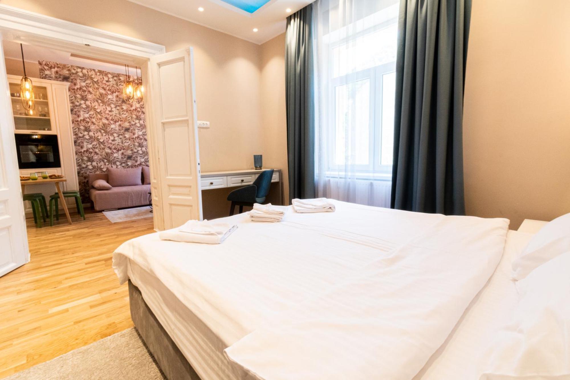 Black Gate - Quiet Studio In The Heart Of Old Town With Free Private Secured Parking Braşov Buitenkant foto