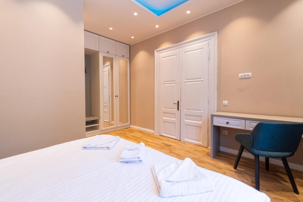 Black Gate - Quiet Studio In The Heart Of Old Town With Free Private Secured Parking Braşov Buitenkant foto
