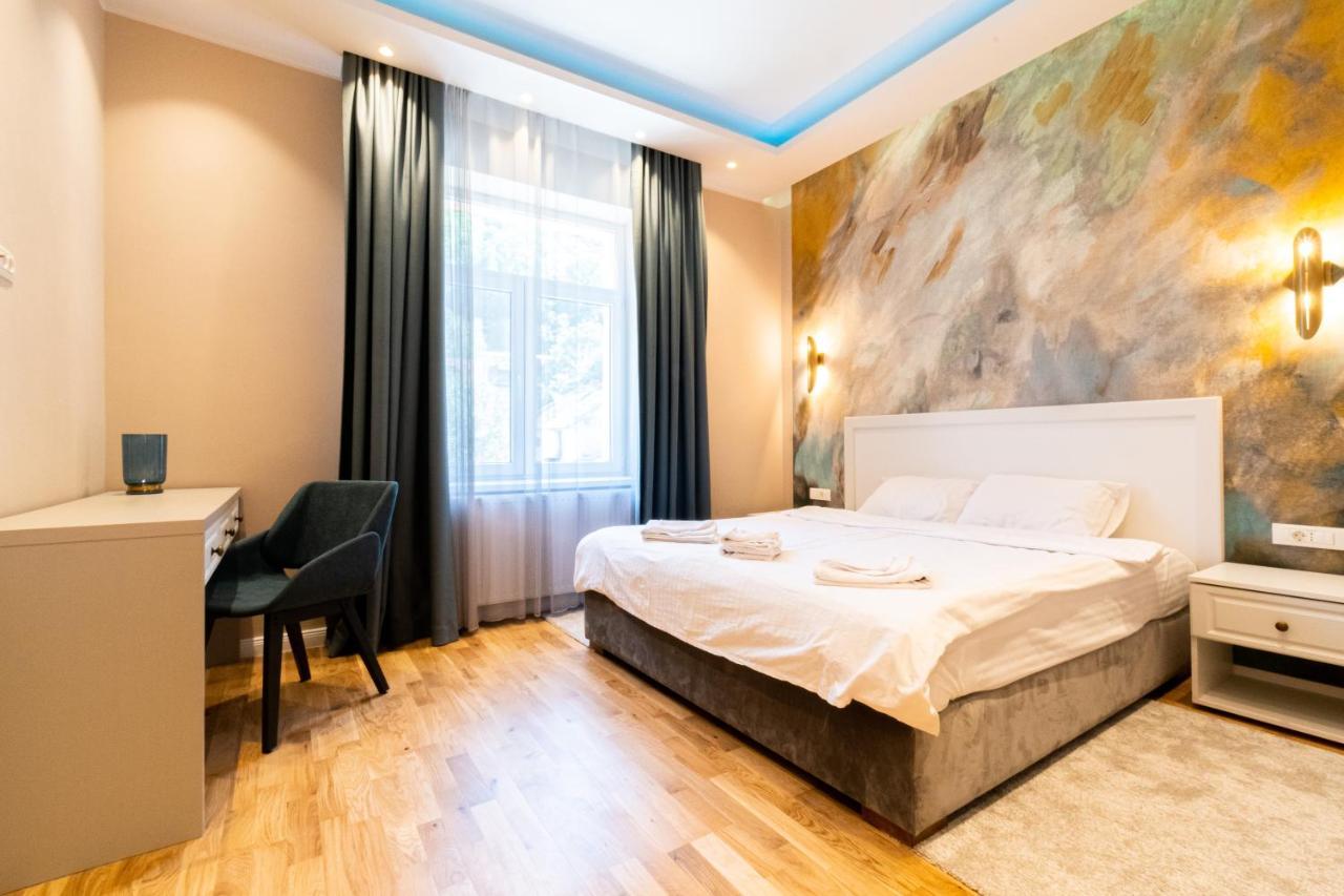 Black Gate - Quiet Studio In The Heart Of Old Town With Free Private Secured Parking Braşov Buitenkant foto