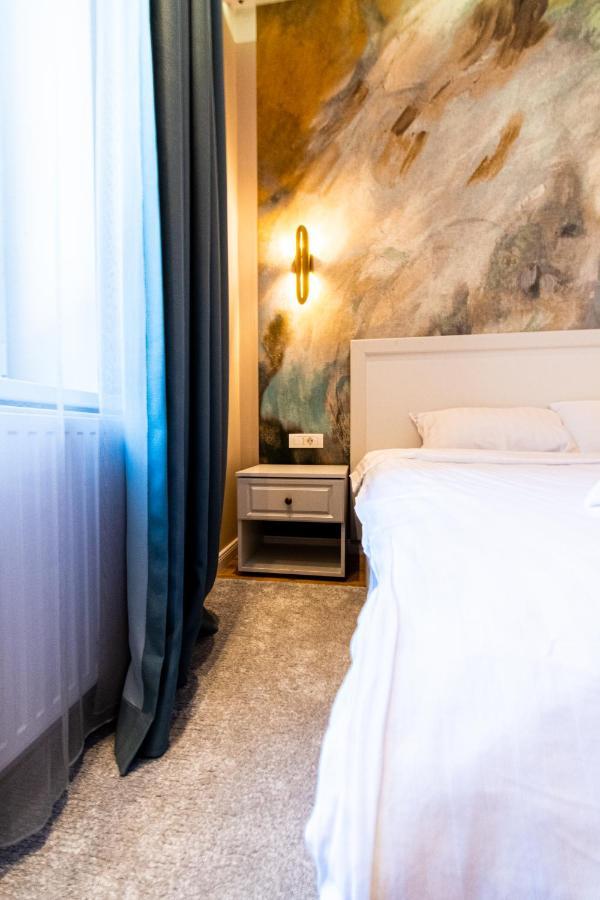 Black Gate - Quiet Studio In The Heart Of Old Town With Free Private Secured Parking Braşov Buitenkant foto